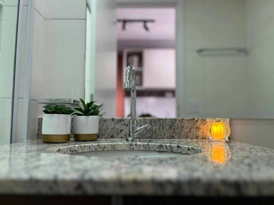 V1702 - Sua Casa Em Sp | 3 Pessoas | Metro Perto Apartamento São Paulo